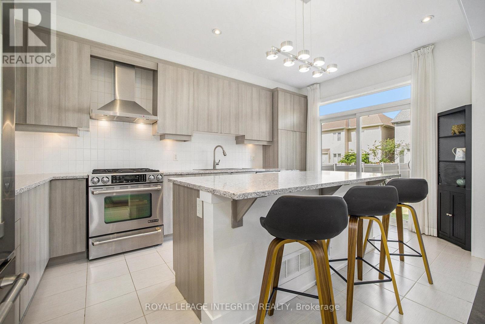 Photo 13 of 285 Meadowbreeze Drive, Ottawa ON