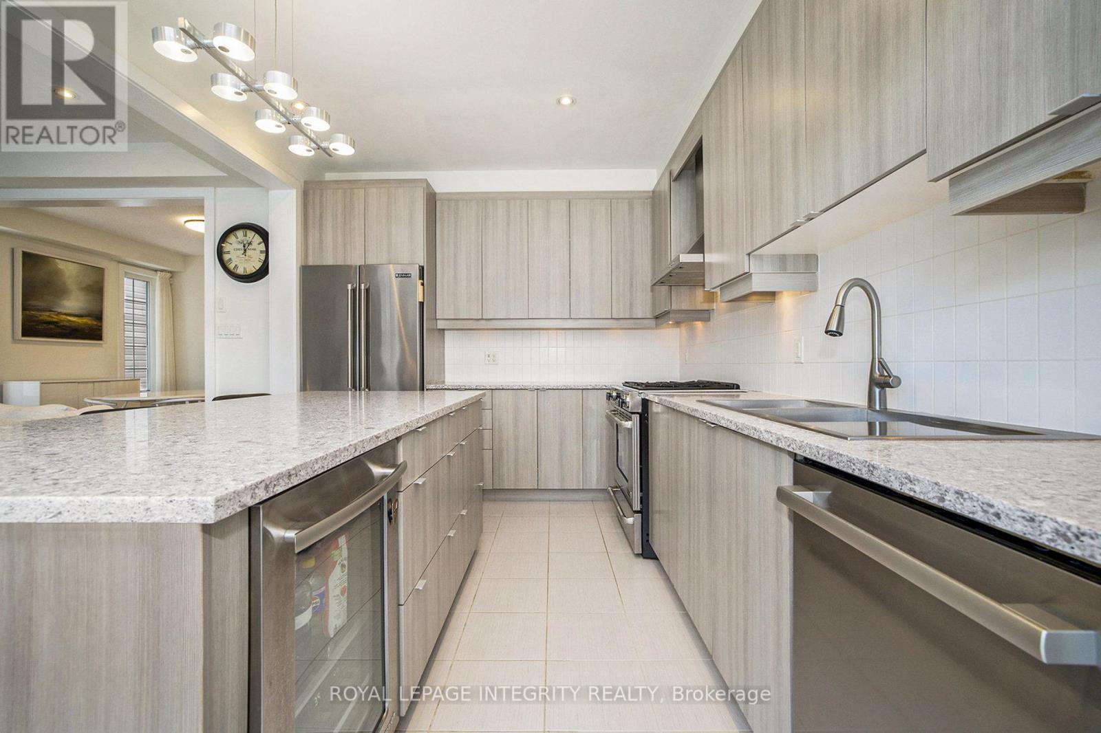 Photo 14 of 285 Meadowbreeze Drive, Ottawa ON