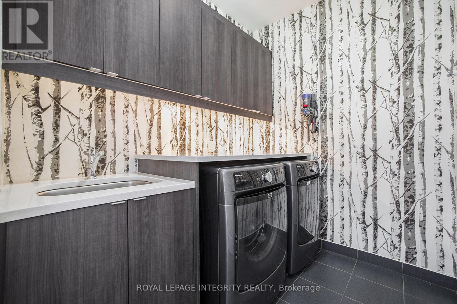 Photo 15 of 285 Meadowbreeze Drive, Ottawa ON