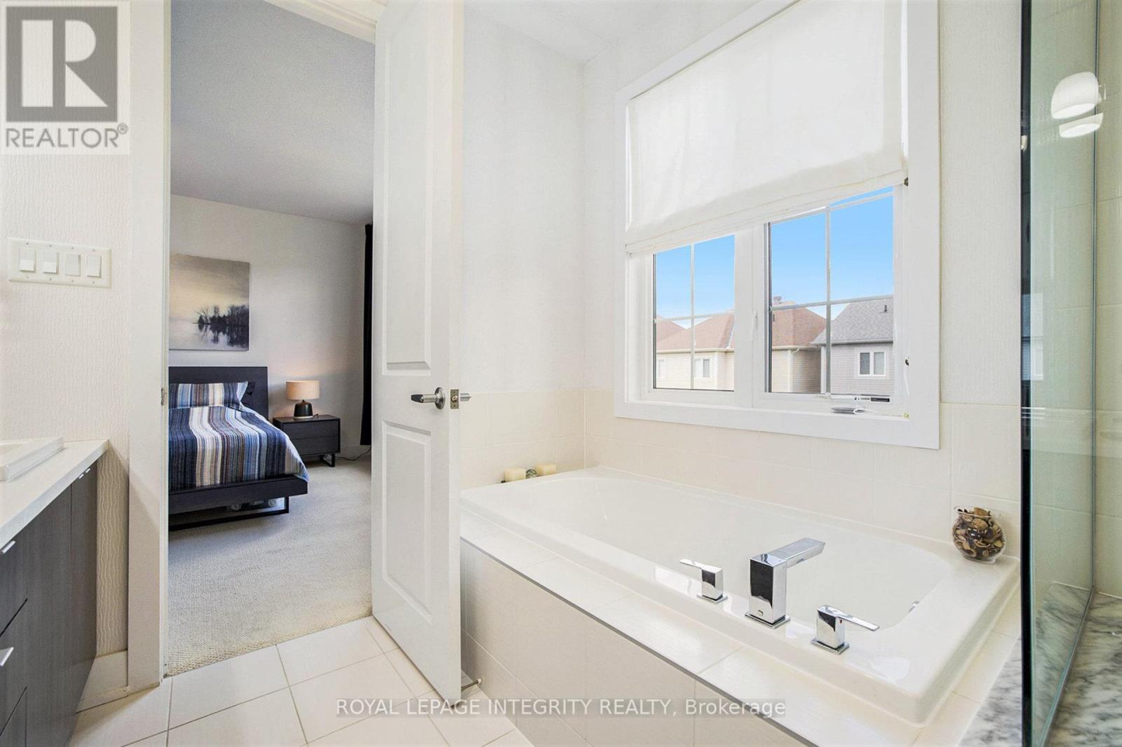 Photo 22 of 285 Meadowbreeze Drive, Ottawa ON