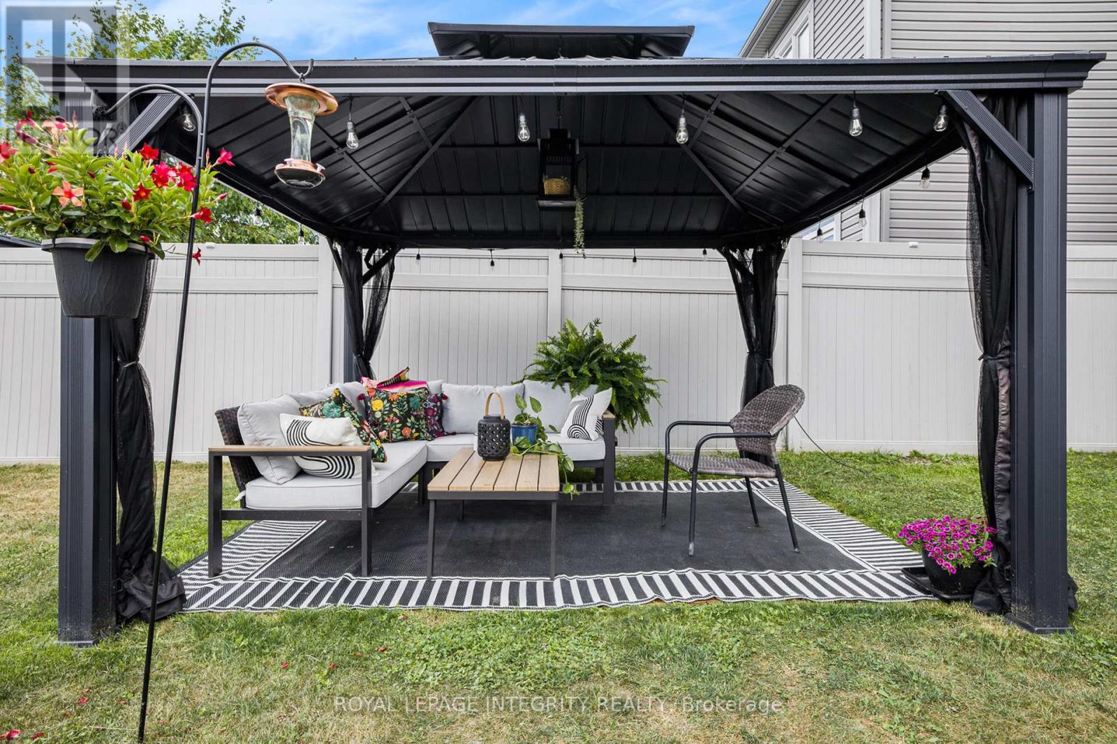 Photo 33 of 285 Meadowbreeze Drive, Ottawa ON