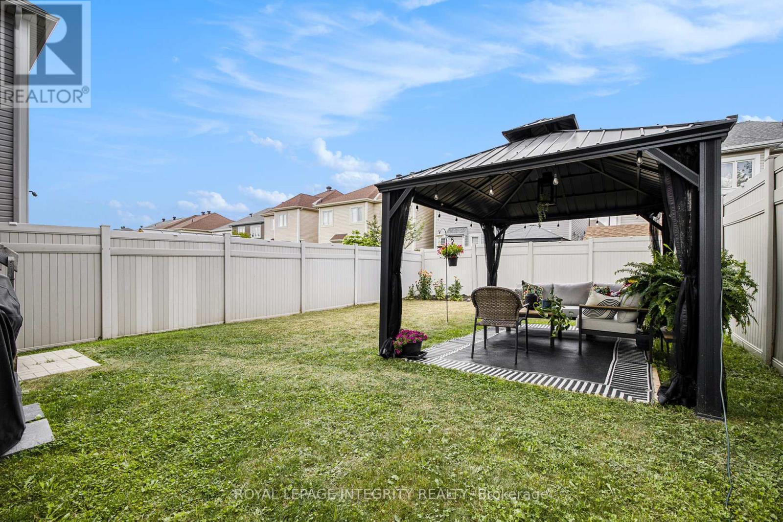 Photo 34 of 285 Meadowbreeze Drive, Ottawa ON