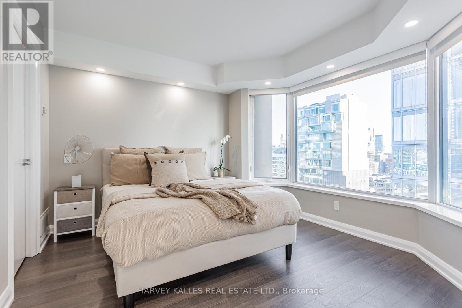 Photo 16 of 2308 155 Yorkville Avenue, Toronto ON