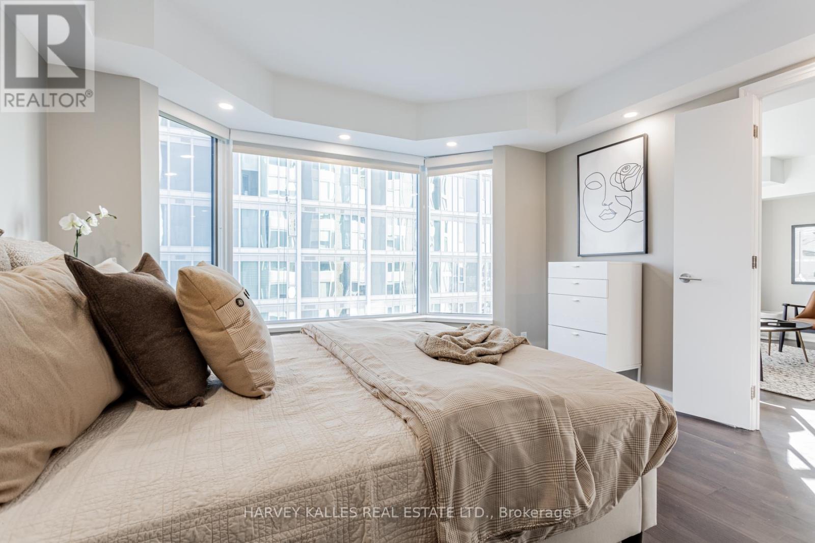 Photo 7 of 2308 155 Yorkville Avenue, Toronto ON