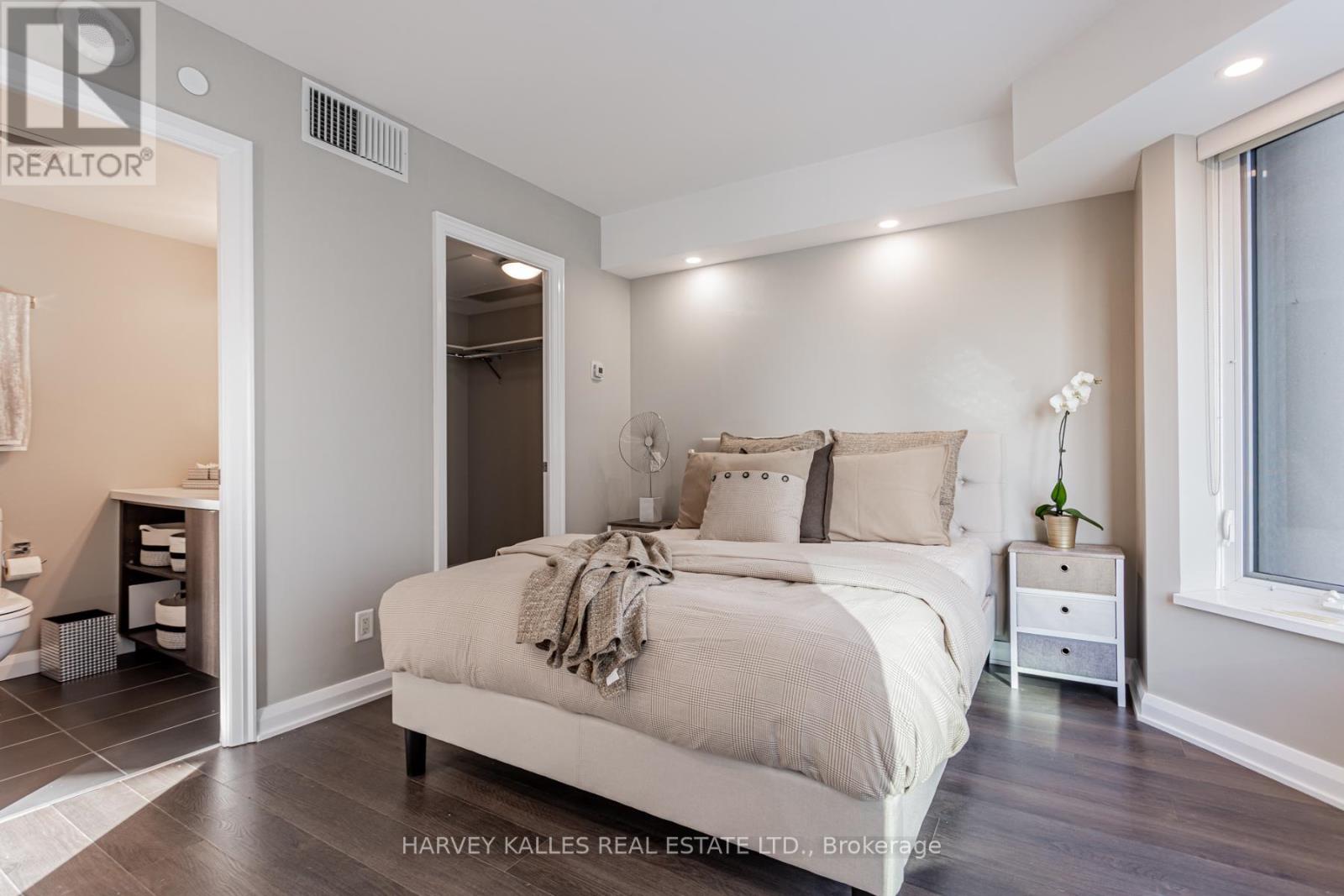 Photo 10 of 2308 155 Yorkville Avenue, Toronto ON