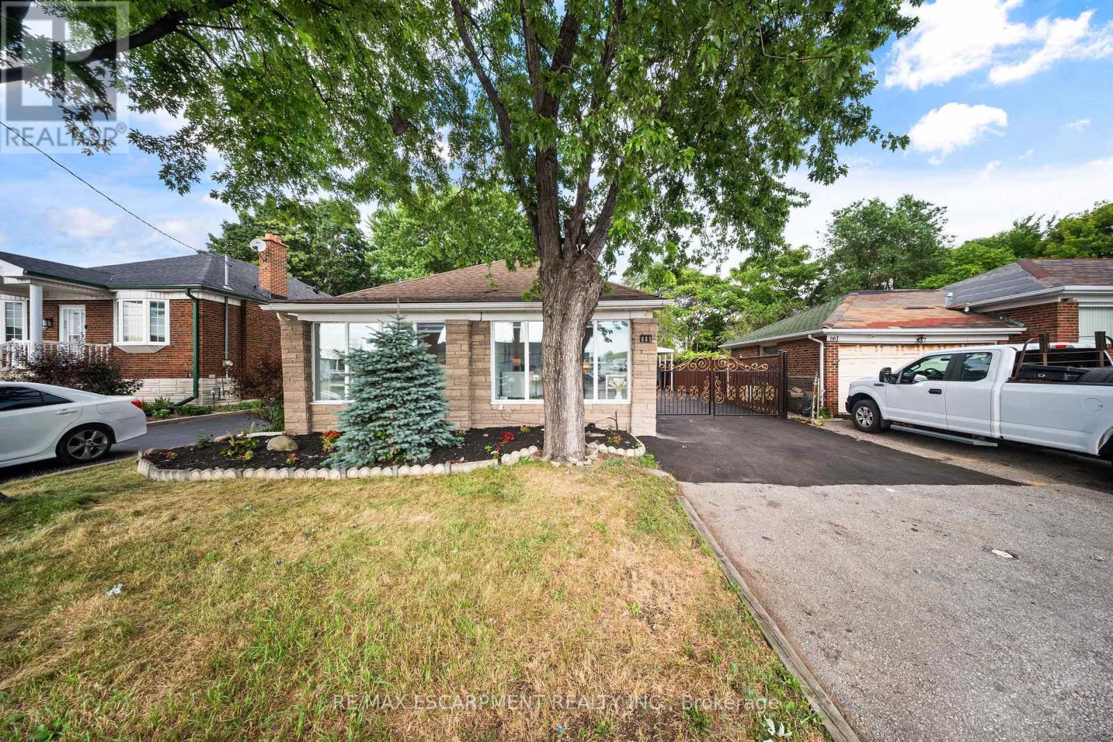 Photo 2 of 665 Kipling Avenue, Toronto ON