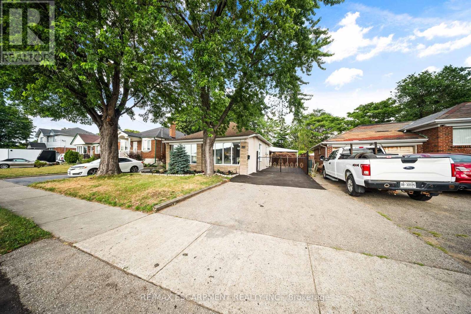 Photo 3 of 665 Kipling Avenue, Toronto ON