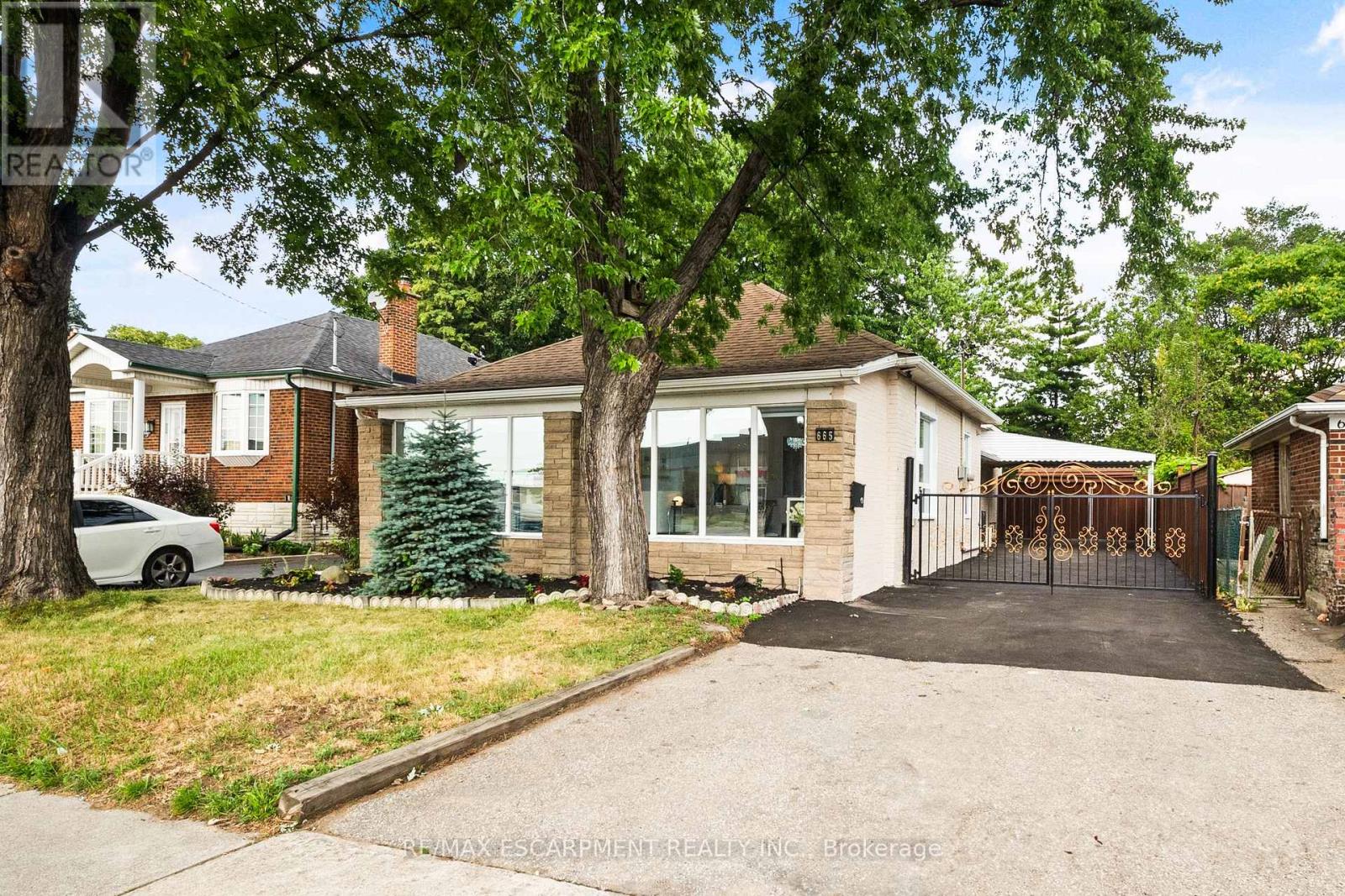 Photo 4 of 665 Kipling Avenue, Toronto ON