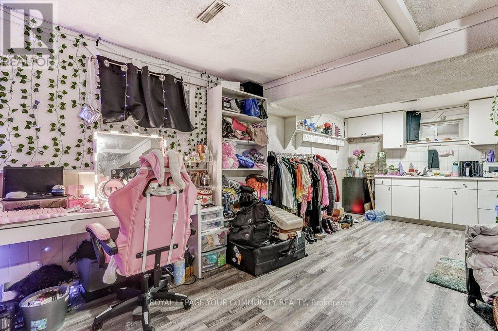 Photo 2 of 2290 Delkus Crescent, Mississauga ON