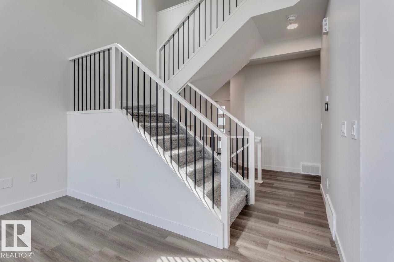 Photo 1 of 19015 20 Av Nw, Edmonton AB