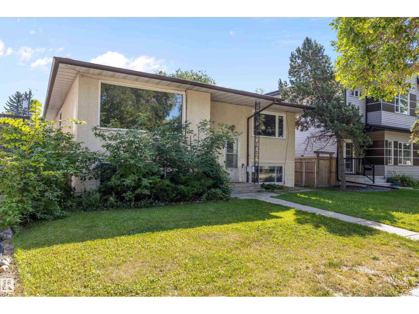 Photo 3 of 11307 11309 127 St Nw, Edmonton AB