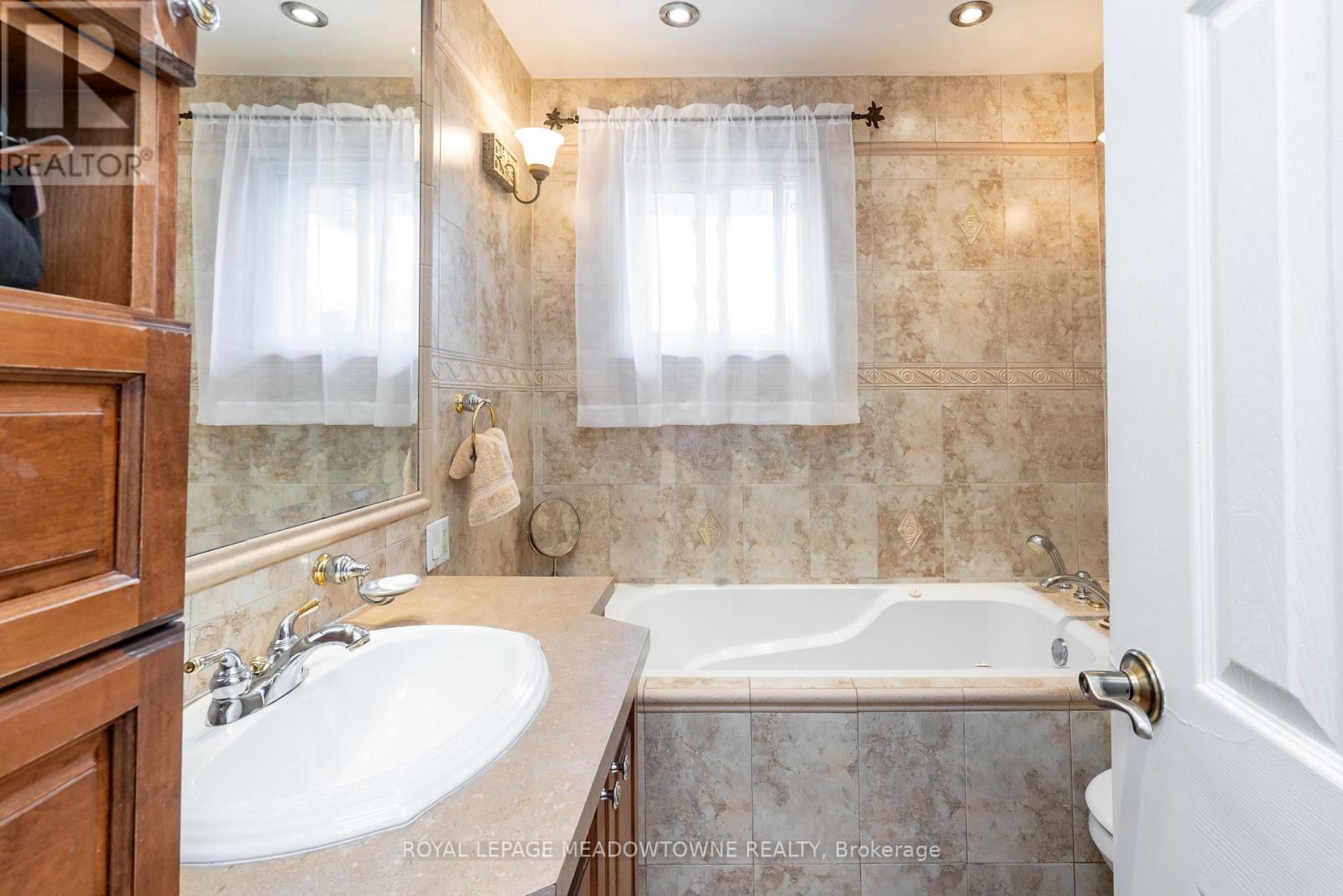 Photo 18 of 1559 Northmount Avenue, Mississauga ON