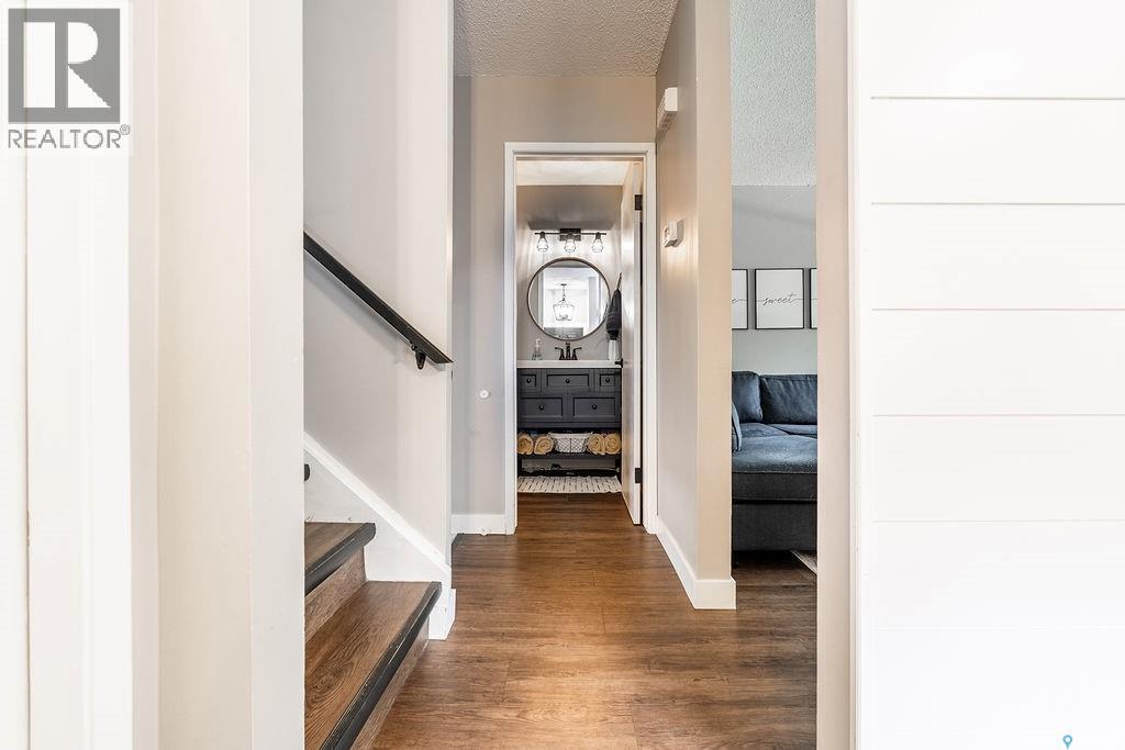 Photo 12 of 433 East Place, Saskatoon SK