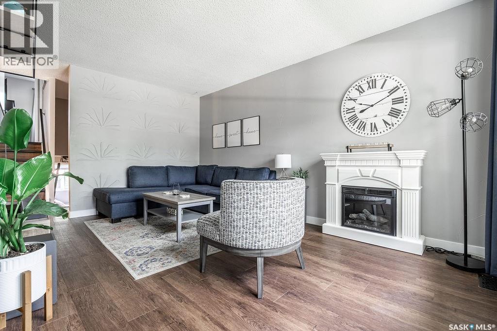 Photo 3 of 433 East Place, Saskatoon SK