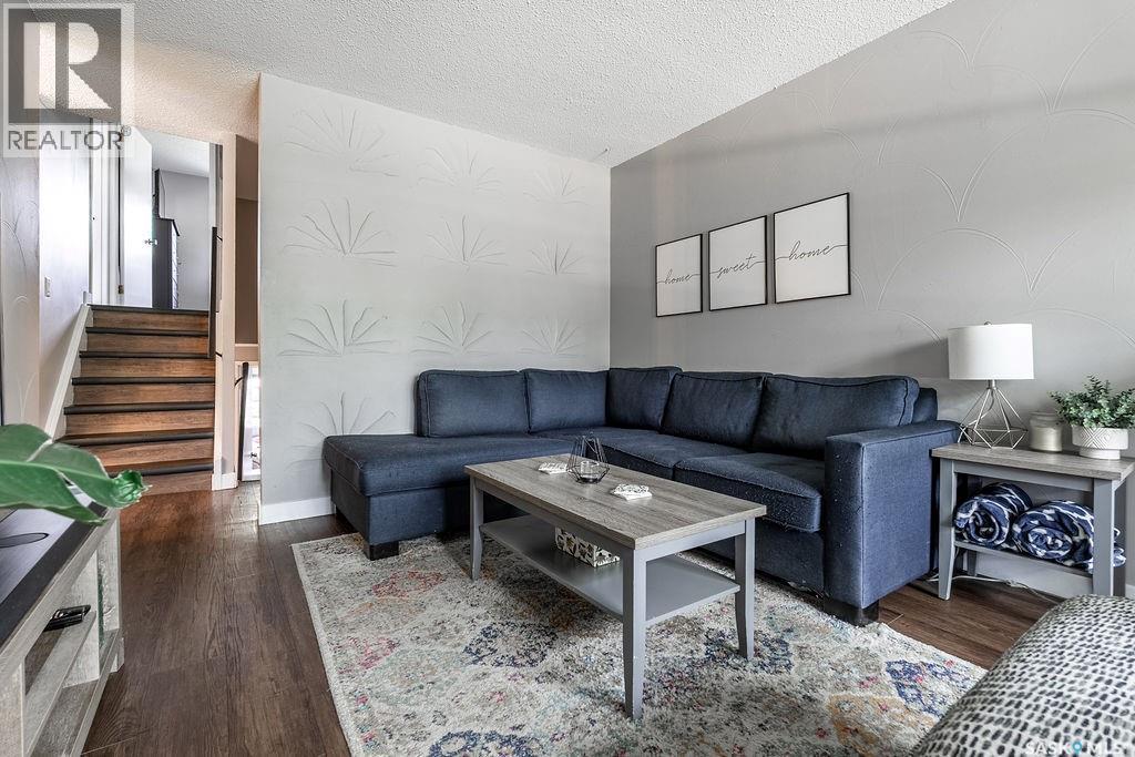 Photo 4 of 433 East Place, Saskatoon SK