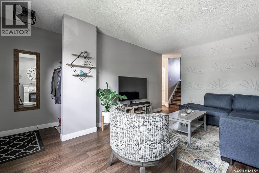 Photo 6 of 433 East Place, Saskatoon SK