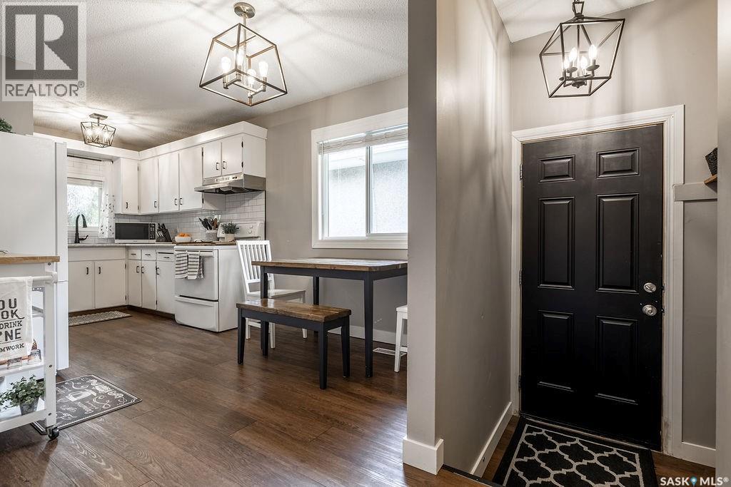 Photo 7 of 433 East Place, Saskatoon SK