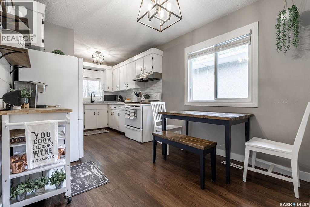 Photo 8 of 433 East Place, Saskatoon SK