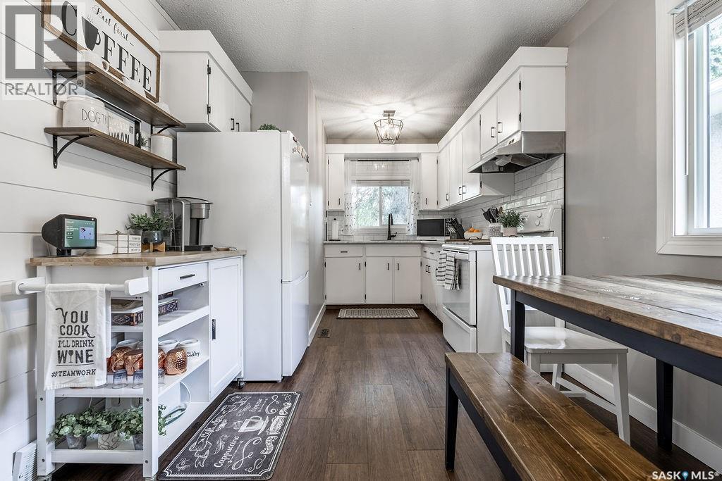 Photo 9 of 433 East Place, Saskatoon SK