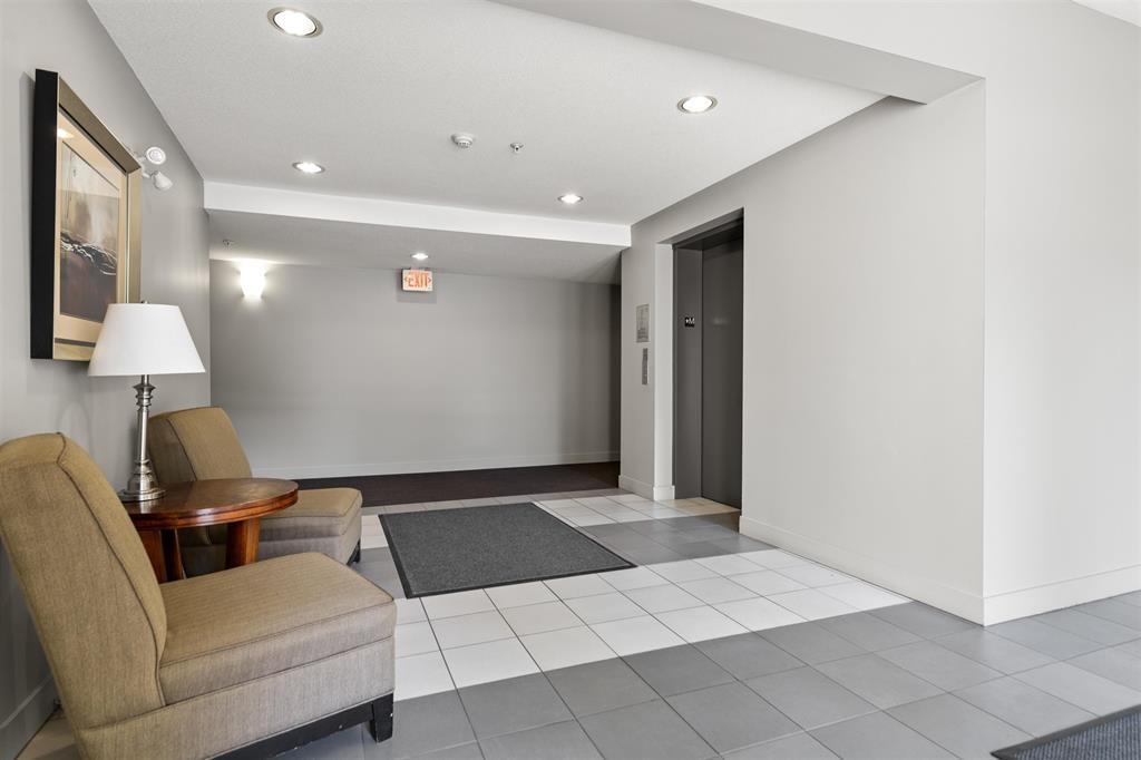 Photo 1 of 305 19340 65 Avenue, Surrey BC