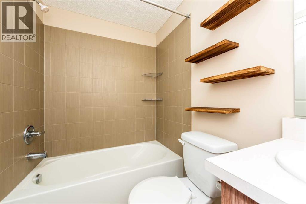 Photo 13 of 4210 403 Mackenzie Way Sw, Airdrie AB