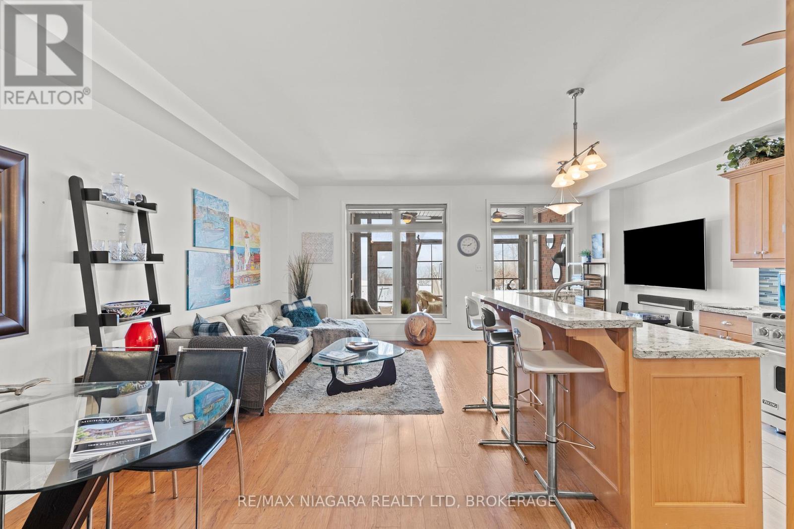 Photo 3 of 1069 Beach Boulevard, Hamilton ON