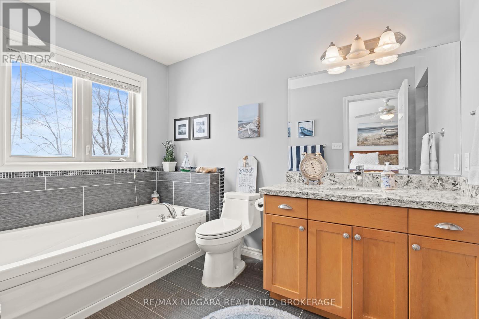 Photo 4 of 1069 Beach Boulevard, Hamilton ON