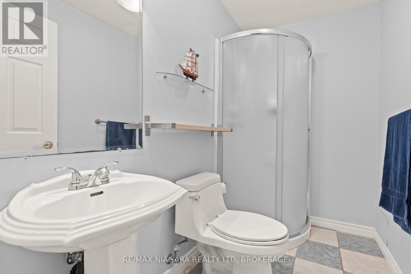 Photo 8 of 1069 Beach Boulevard, Hamilton ON
