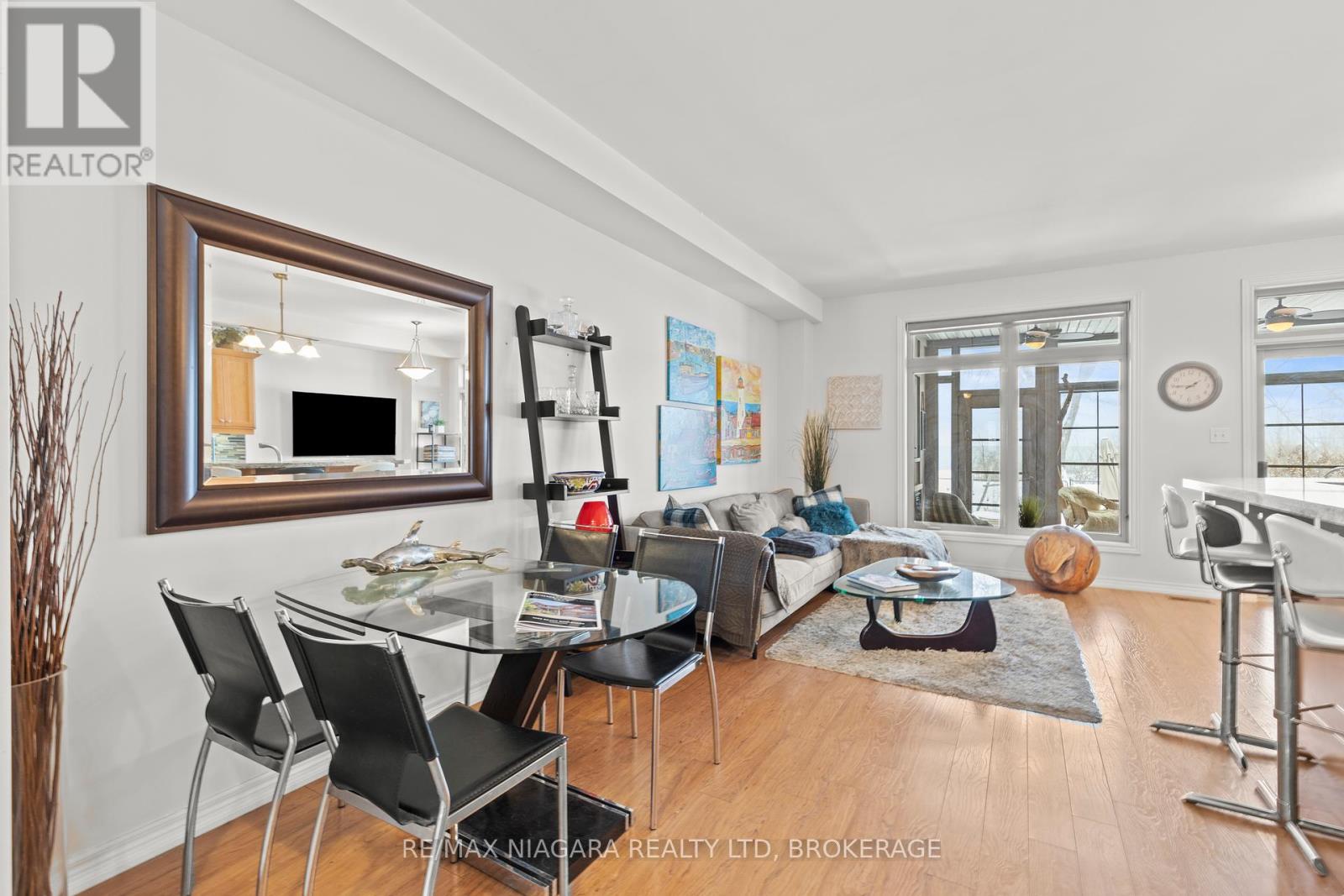 Photo 9 of 1069 Beach Boulevard, Hamilton ON