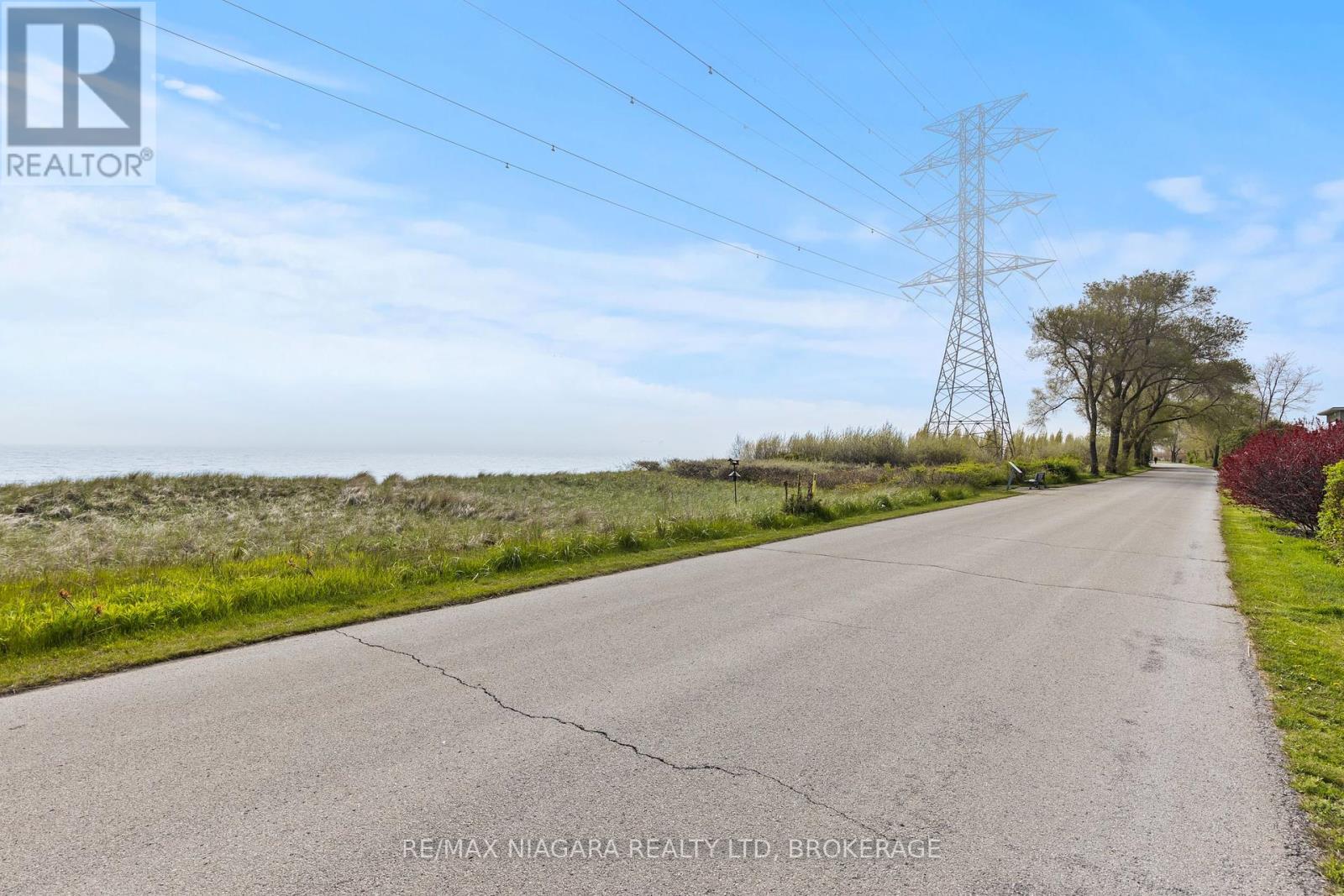 Photo 2 of 1069 Beach Boulevard, Hamilton ON