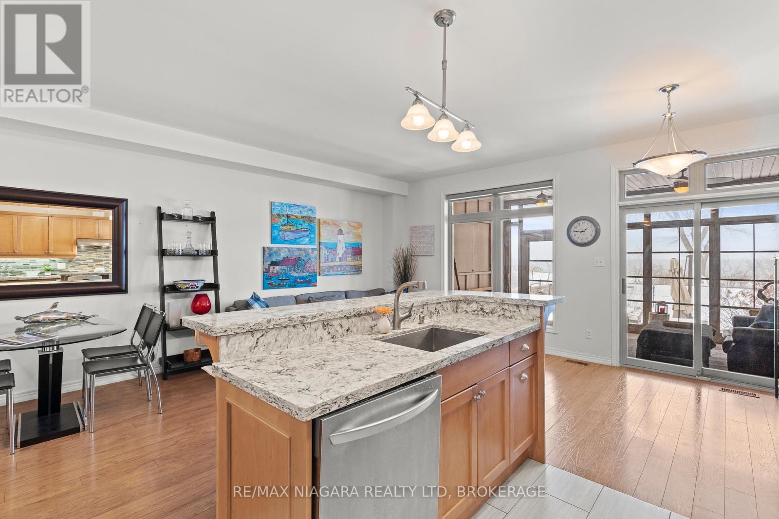 Photo 29 of 1069 Beach Boulevard, Hamilton ON