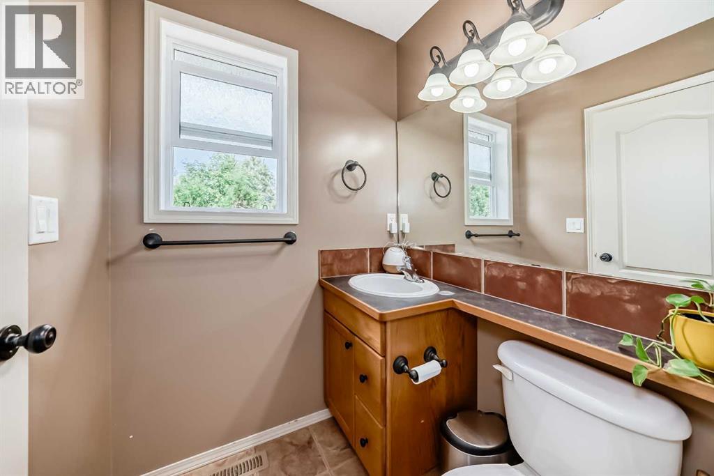 Photo 35 of 56 Jennings Crescent, Red Deer AB