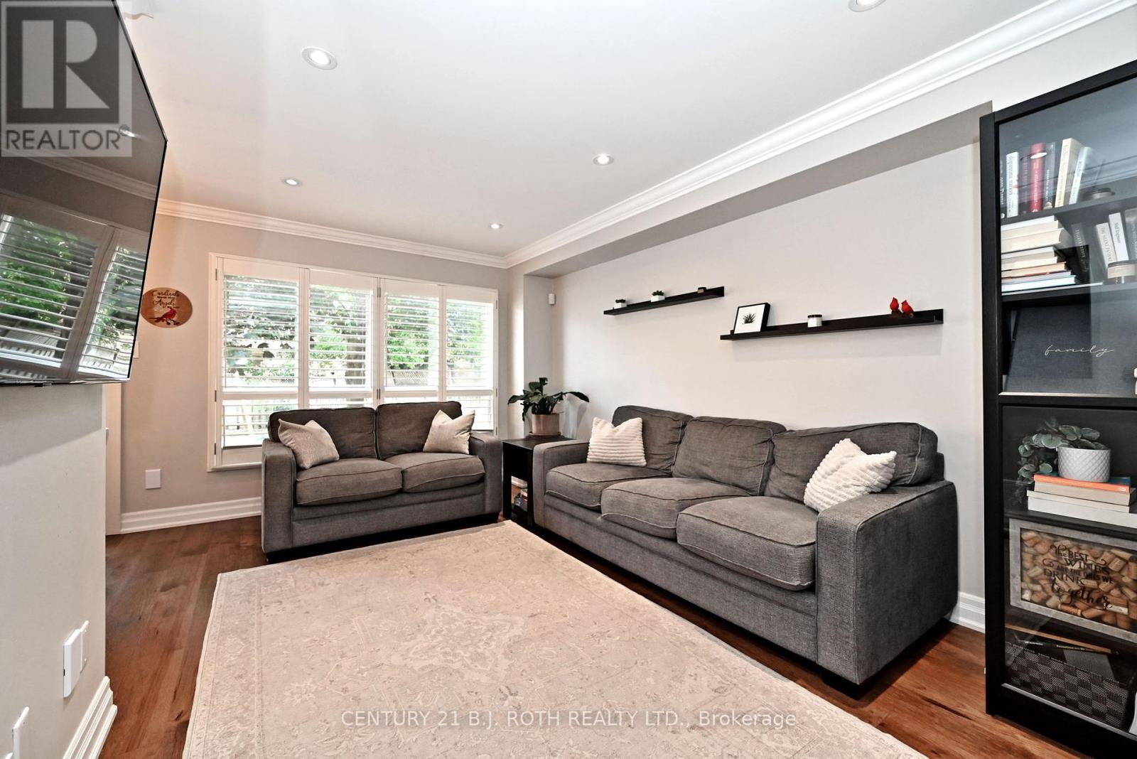 Photo 31 of 99 Sandfield Drive, Aurora ON