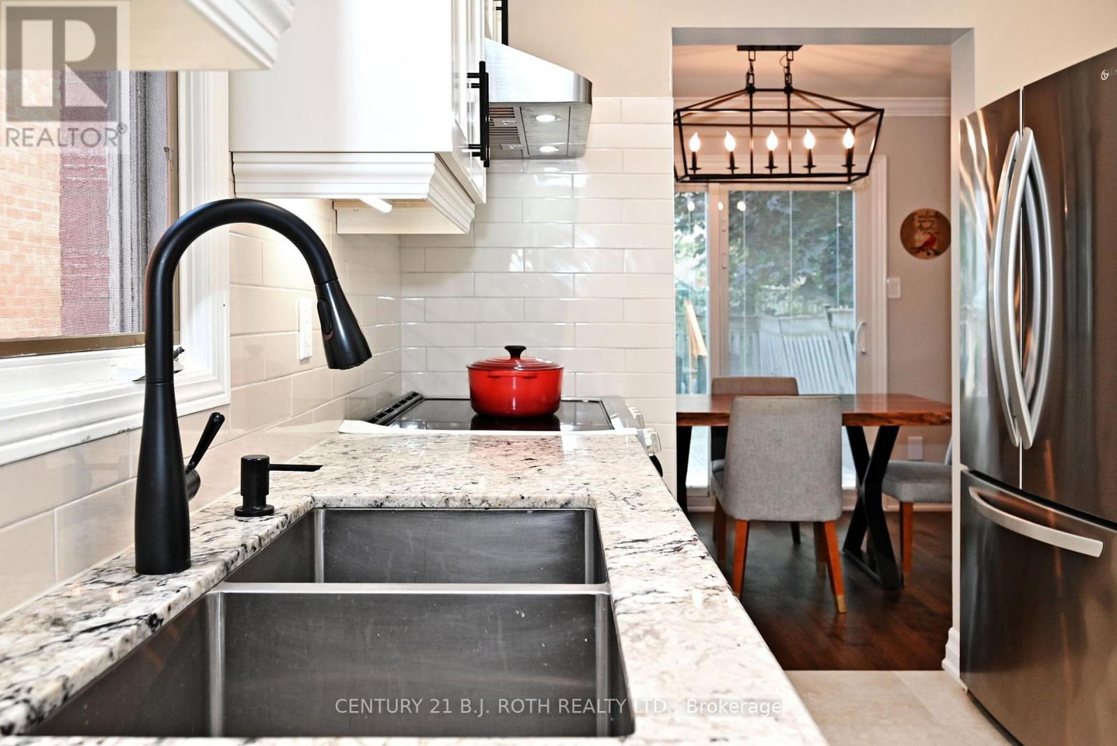 Photo 12 of 99 Sandfield Drive, Aurora ON