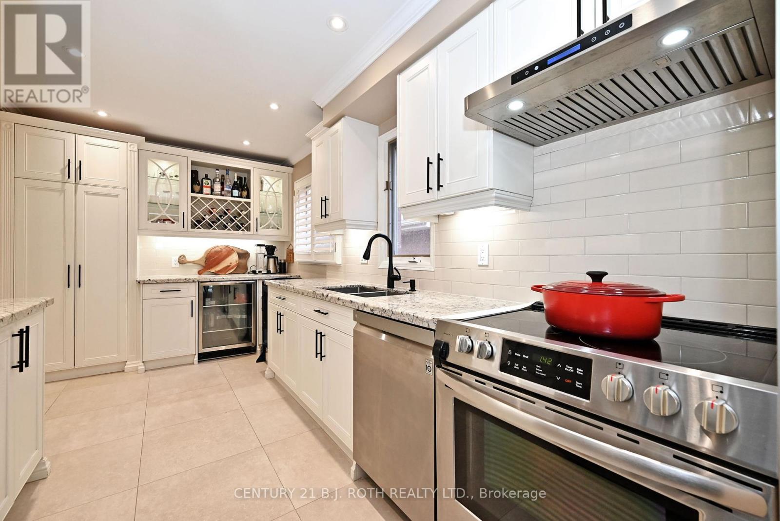 Photo 32 of 99 Sandfield Drive, Aurora ON