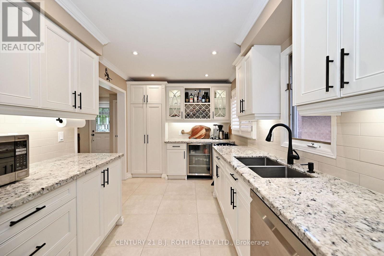 Photo 26 of 99 Sandfield Drive, Aurora ON