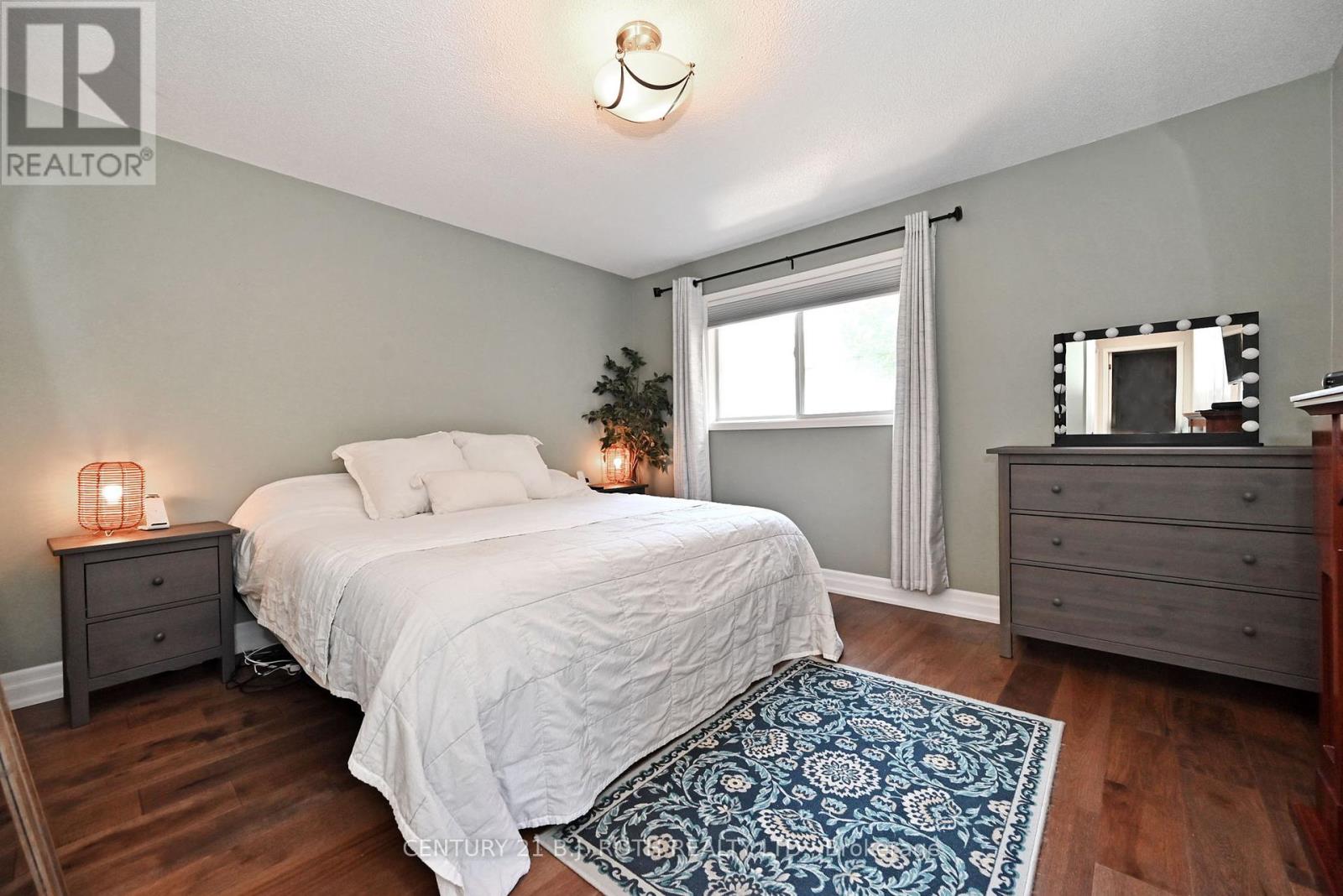 Photo 6 of 99 Sandfield Drive, Aurora ON