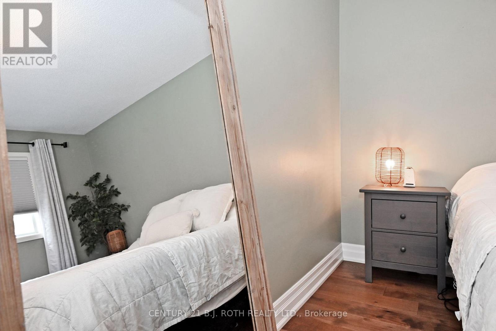 Photo 15 of 99 Sandfield Drive, Aurora ON