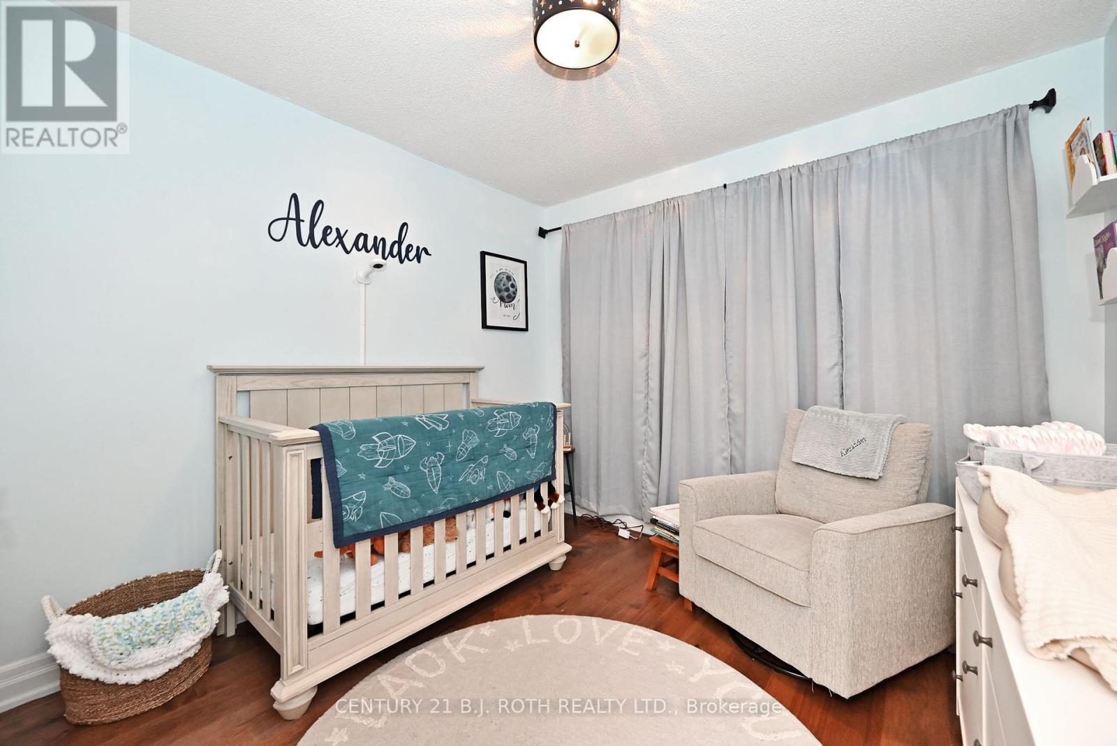 Photo 8 of 99 Sandfield Drive, Aurora ON