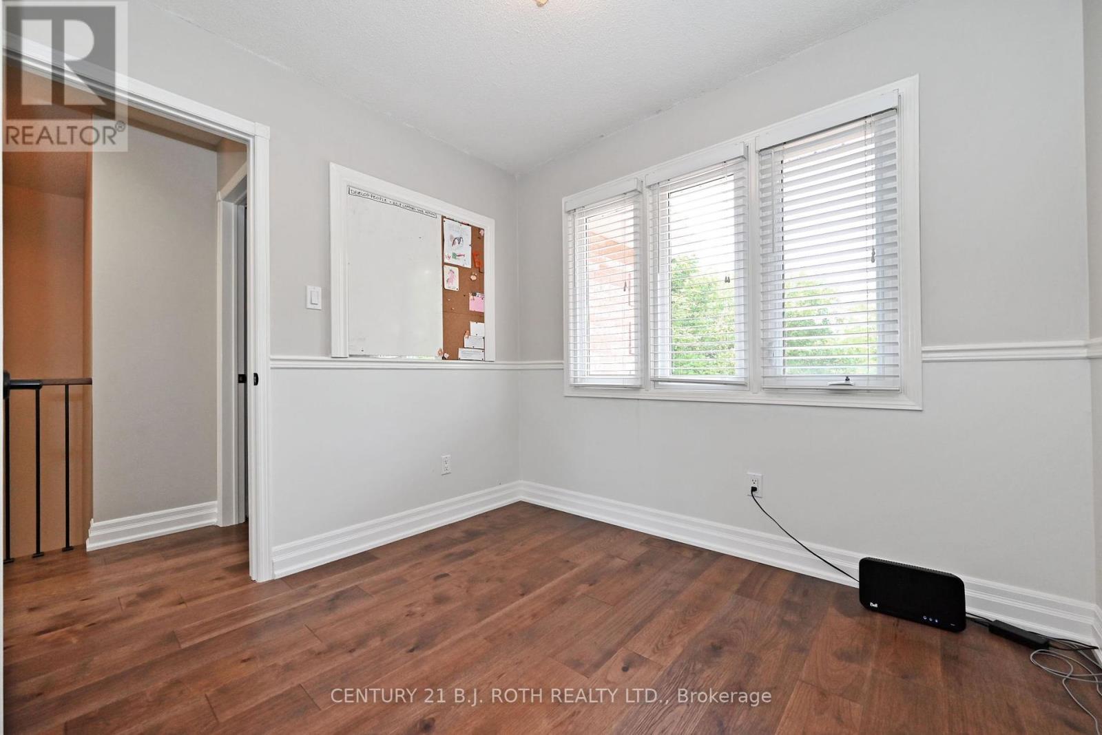 Photo 5 of 99 Sandfield Drive, Aurora ON
