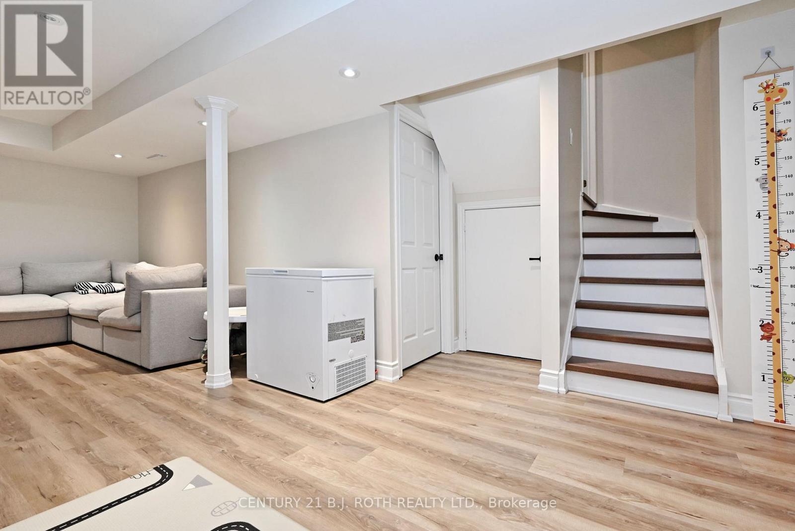 Photo 22 of 99 Sandfield Drive, Aurora ON