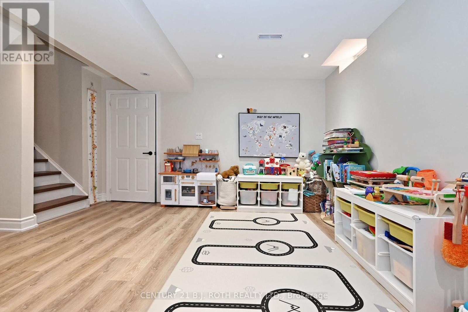 Photo 10 of 99 Sandfield Drive, Aurora ON
