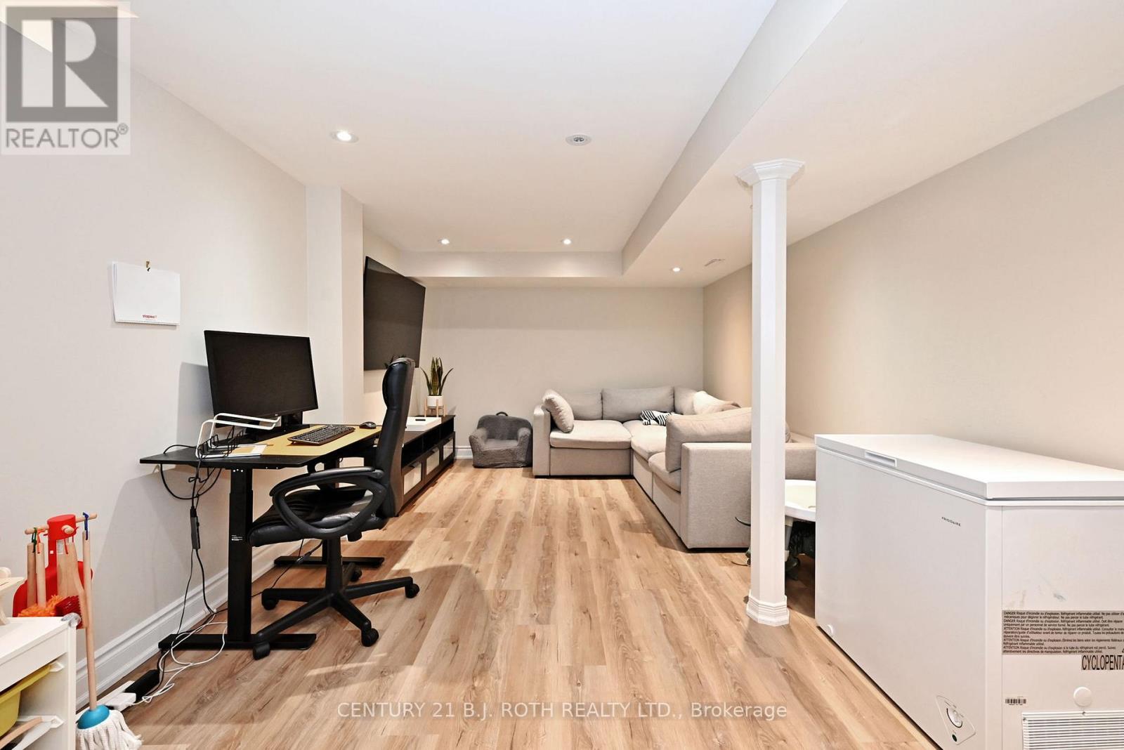 Photo 17 of 99 Sandfield Drive, Aurora ON