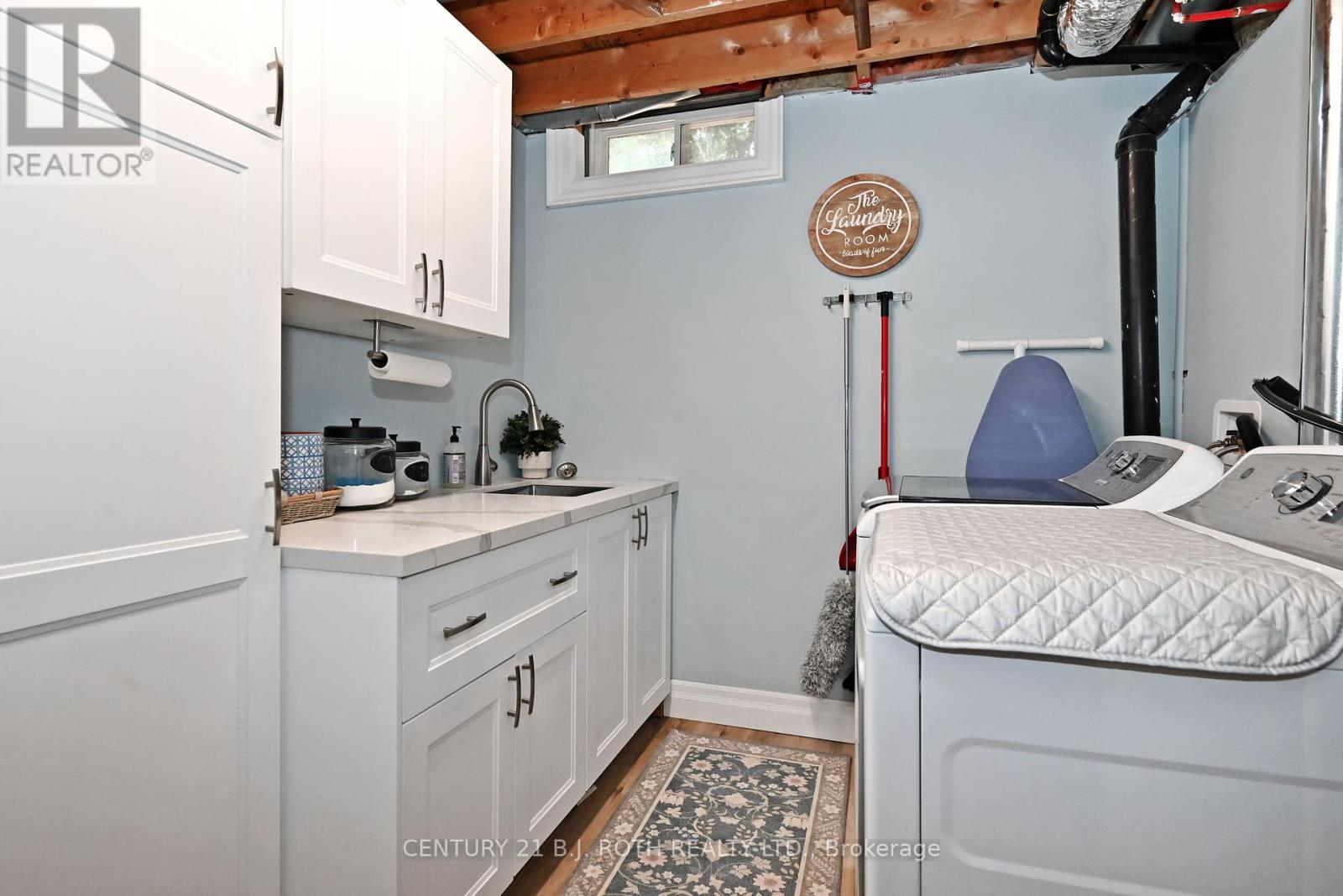 Photo 24 of 99 Sandfield Drive, Aurora ON