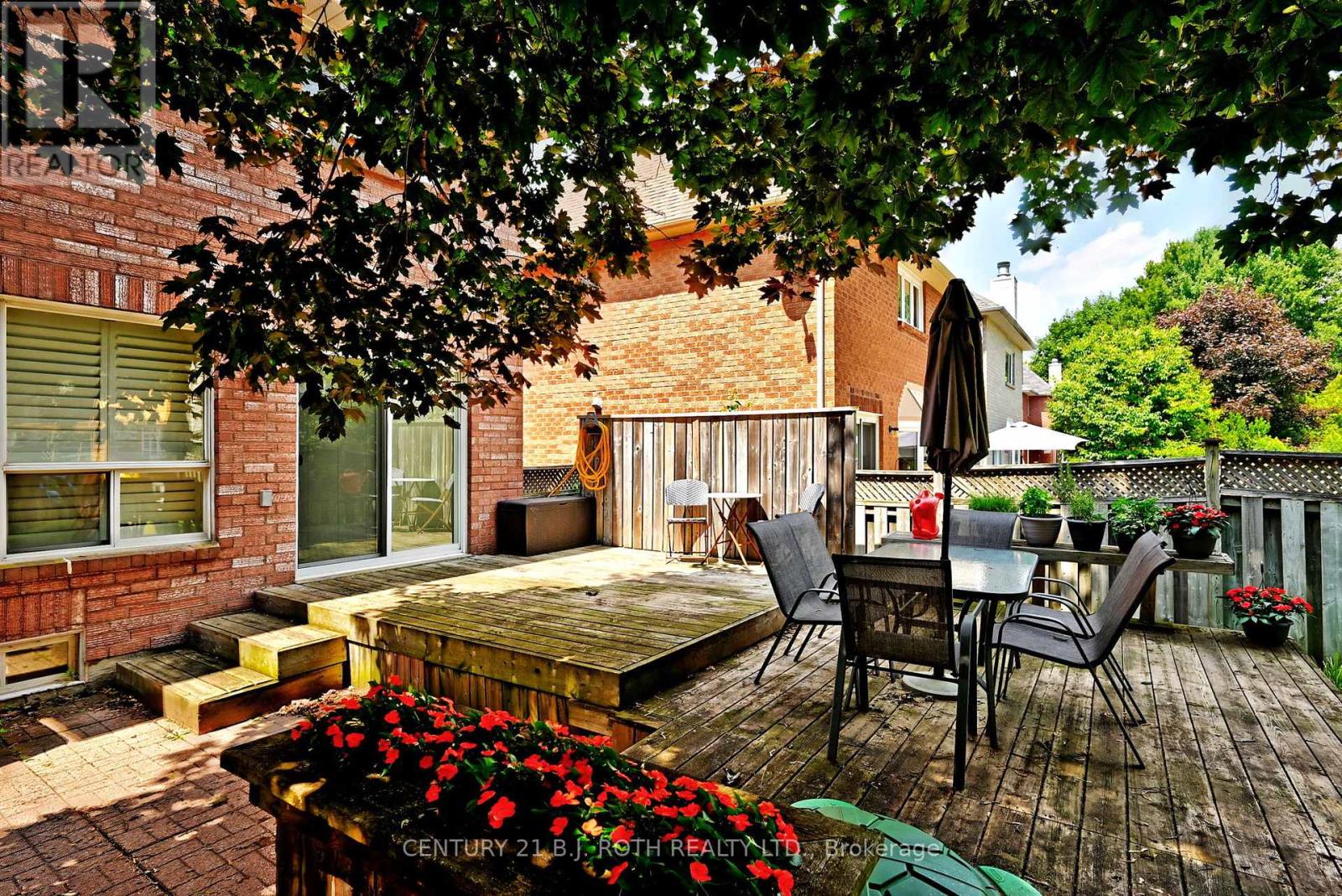 Photo 4 of 99 Sandfield Drive, Aurora ON
