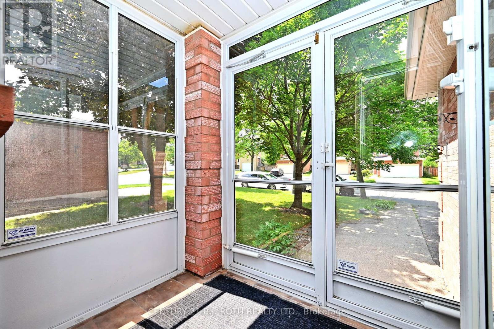 Photo 7 of 99 Sandfield Drive, Aurora ON