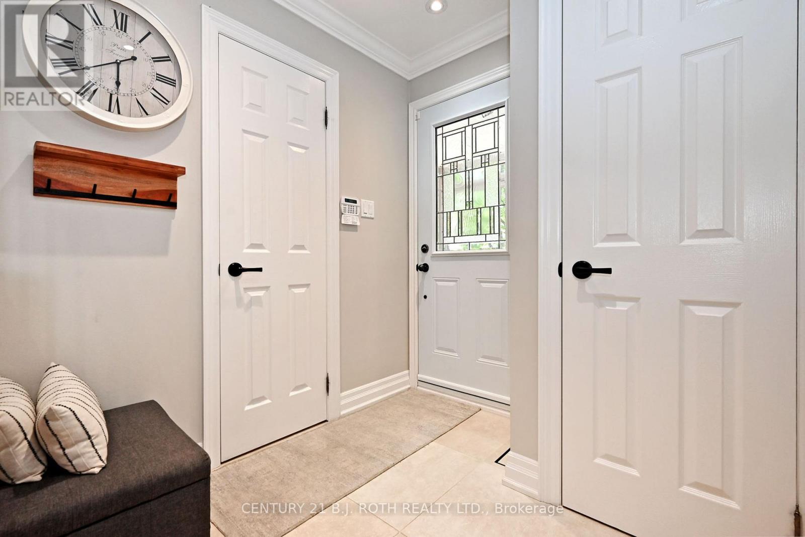 Photo 30 of 99 Sandfield Drive, Aurora ON