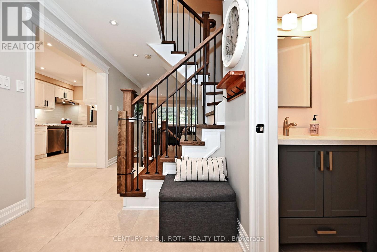 Photo 14 of 99 Sandfield Drive, Aurora ON
