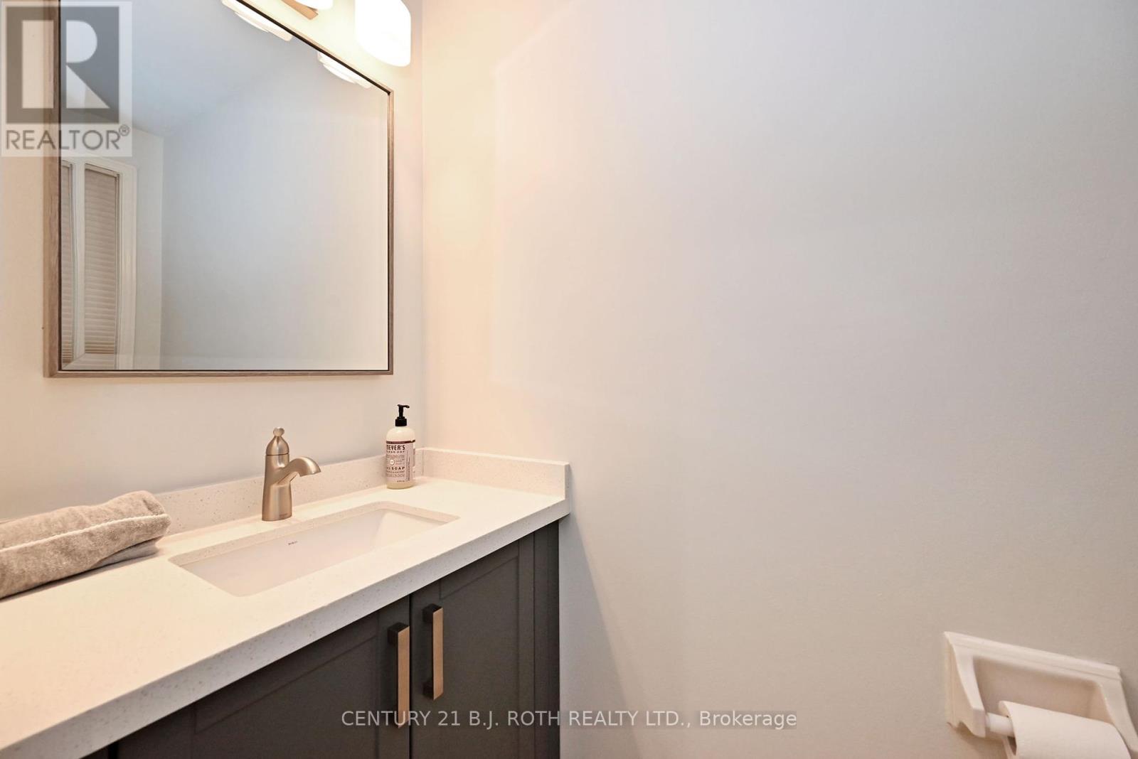 Photo 1 of 99 Sandfield Drive, Aurora ON