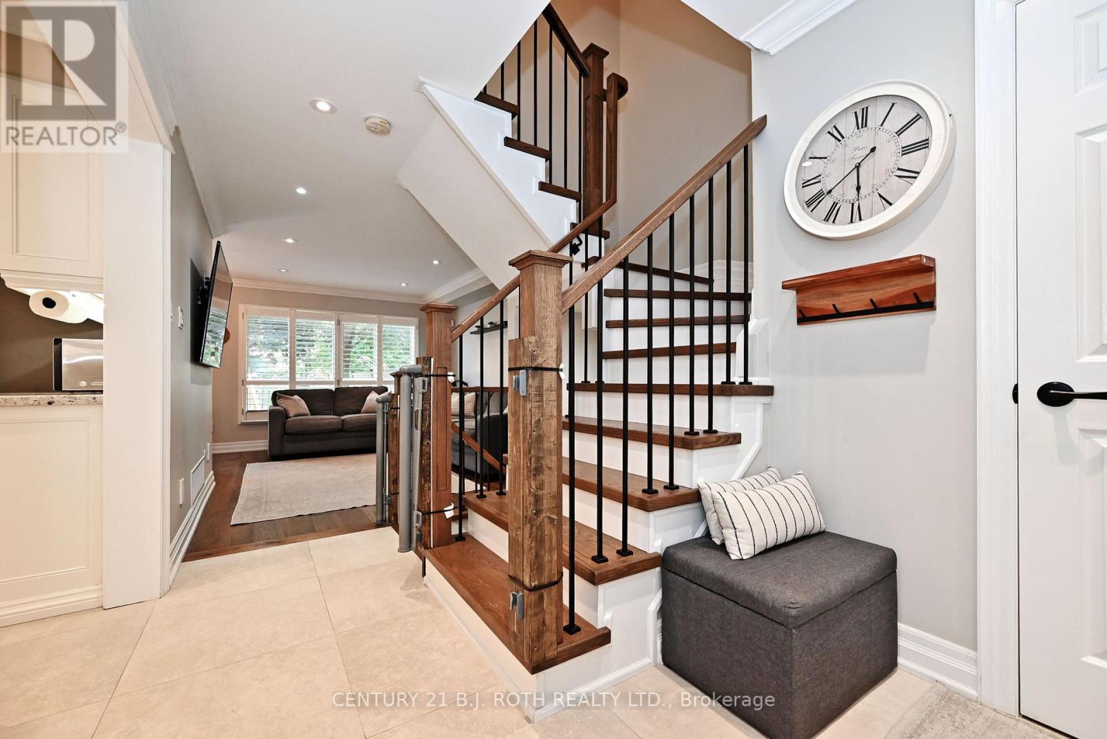 Photo 29 of 99 Sandfield Drive, Aurora ON